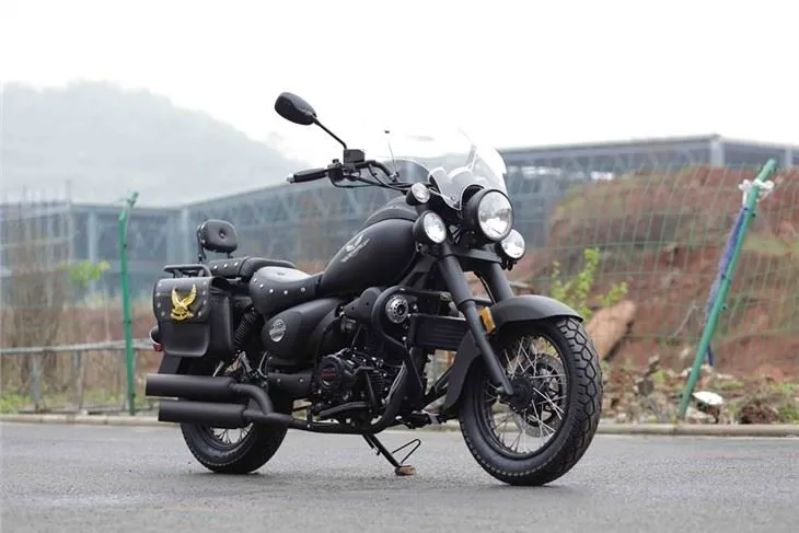 ブラック エレクトリック ビッグ ツイン ローライダー チョッパー スタイル オートバイ